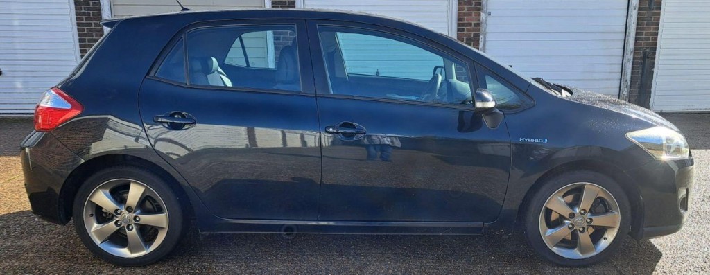TOYOTA AURIS