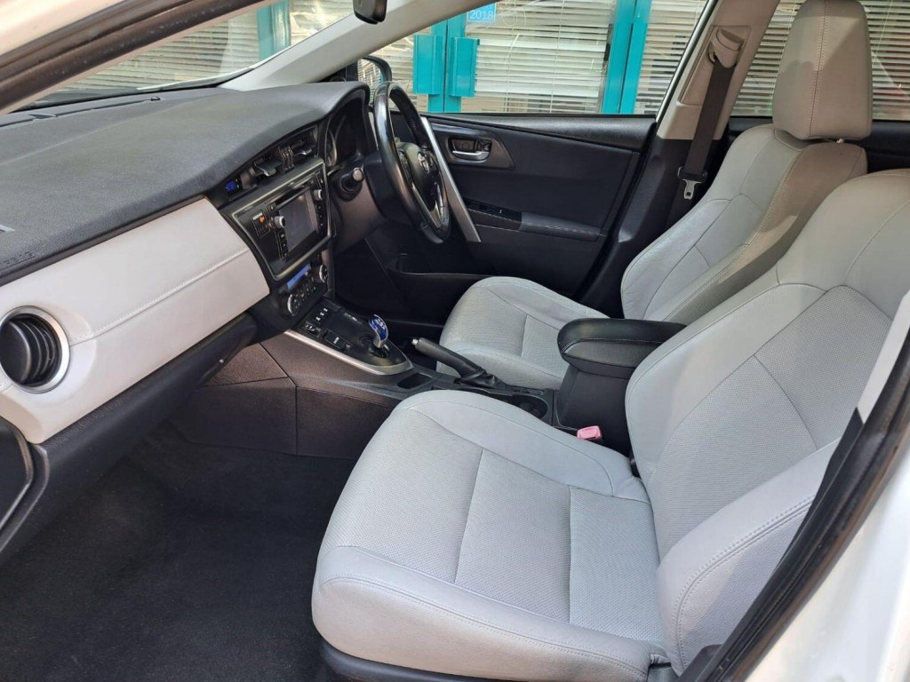 View TOYOTA AURIS 1.8 VVT-h Excel