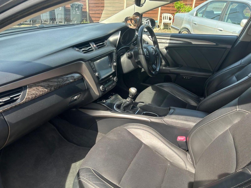 TOYOTA AVENSIS