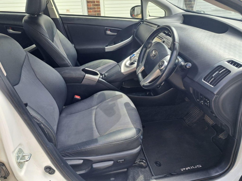 TOYOTA PRIUS