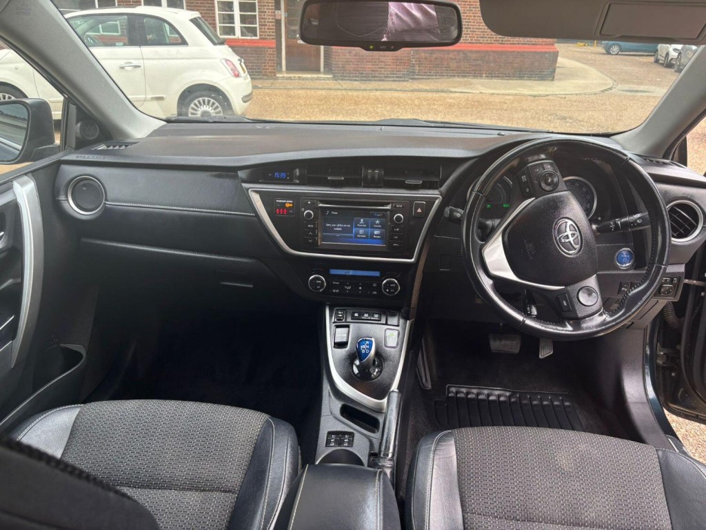TOYOTA AURIS