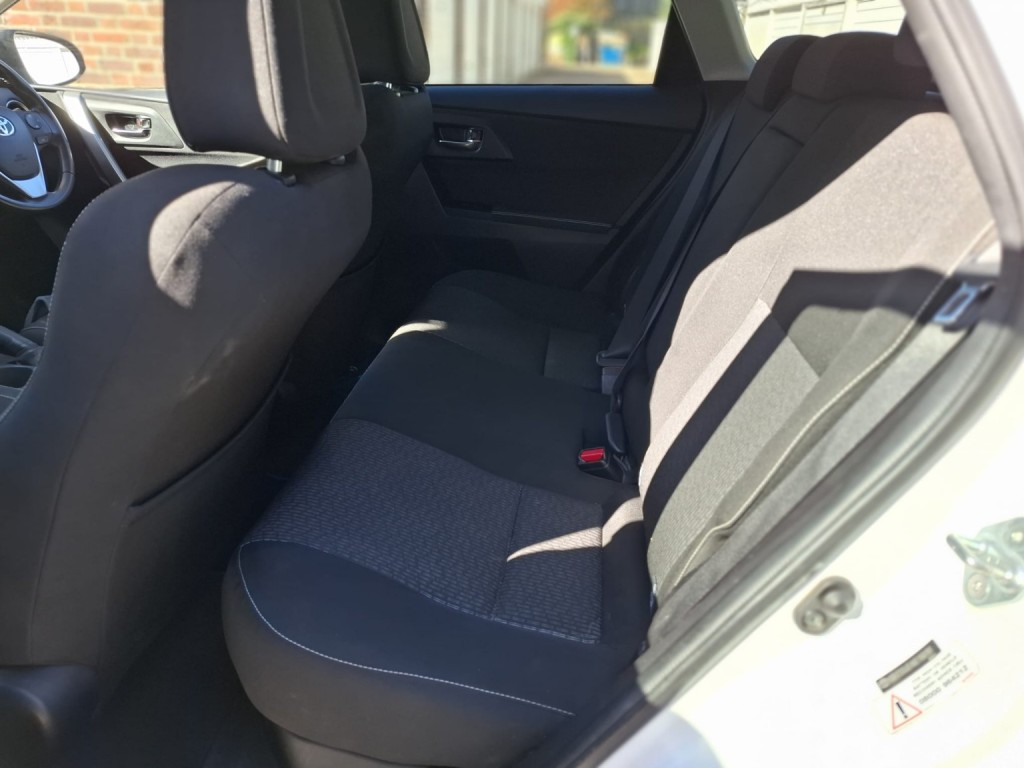 View TOYOTA AURIS 1.8 VVT-h Icon+