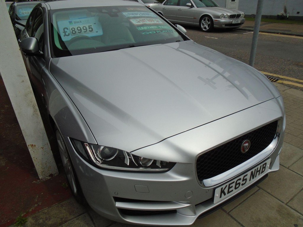 View JAGUAR XE 2.0  25i Turbo Portfolio