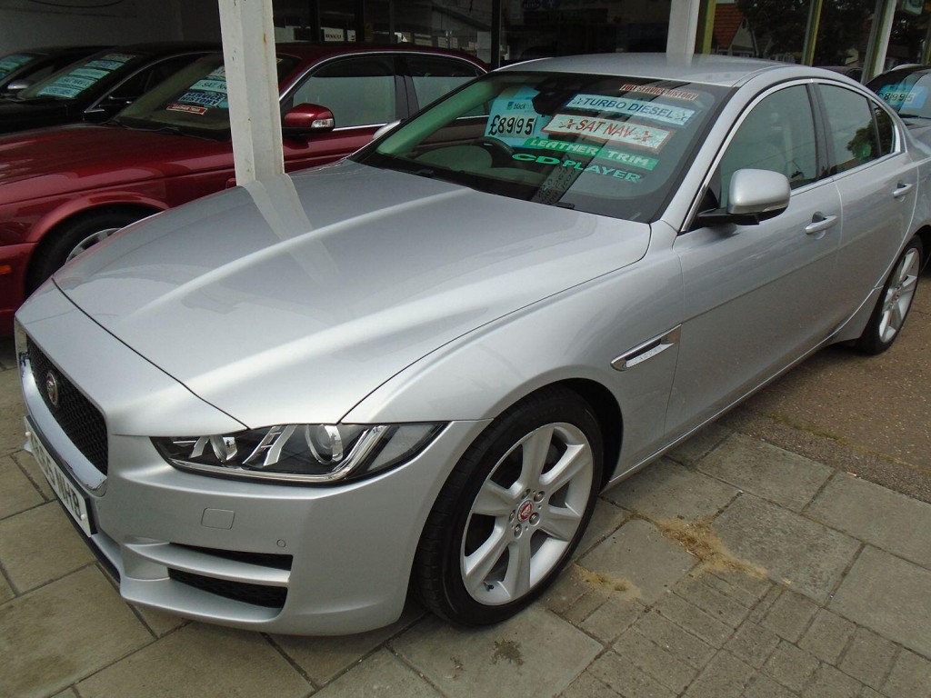 View JAGUAR XE 2.0  25i Turbo Portfolio