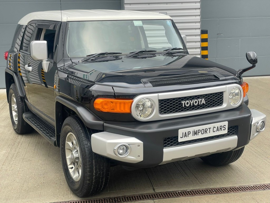 View TOYOTA FJ CRUISER 4.0 V6 FULL LEATHER AND WALNUT TRIM