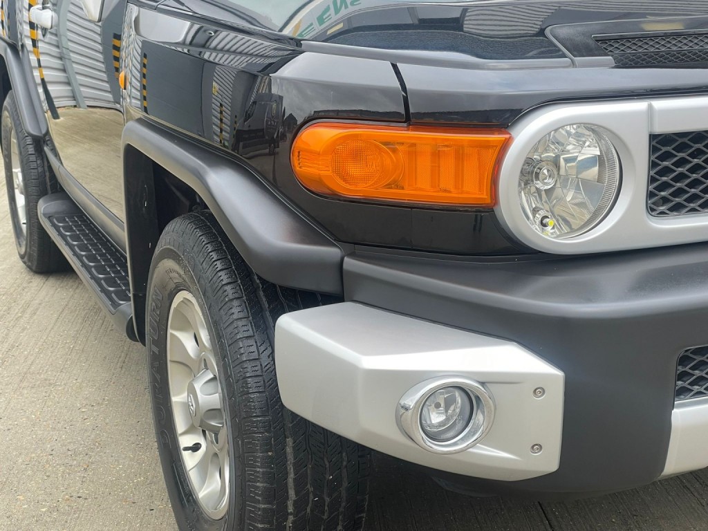 View TOYOTA FJ CRUISER 4.0 V6 FULL LEATHER AND WALNUT TRIM