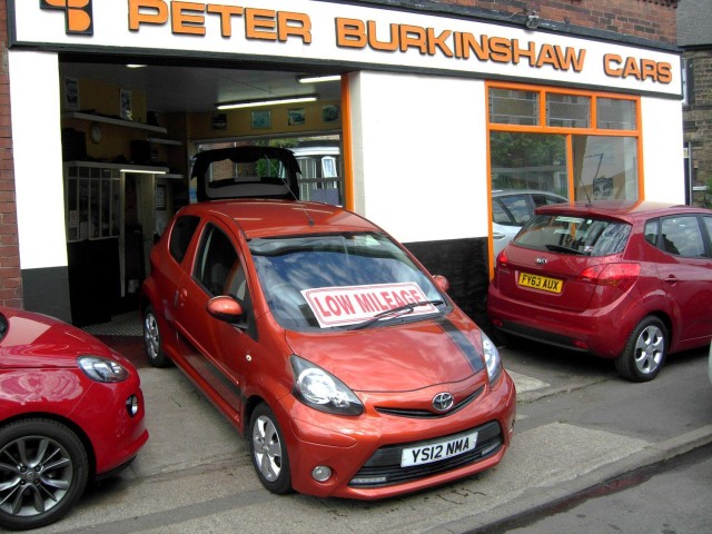 TOYOTA AYGO 1.0 VVT-i Fire NAV 3dr Hatchback A/C