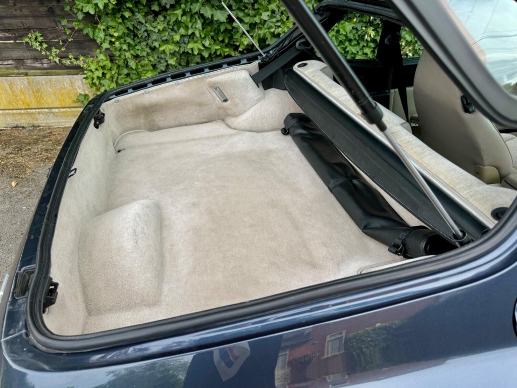 PORSCHE 944