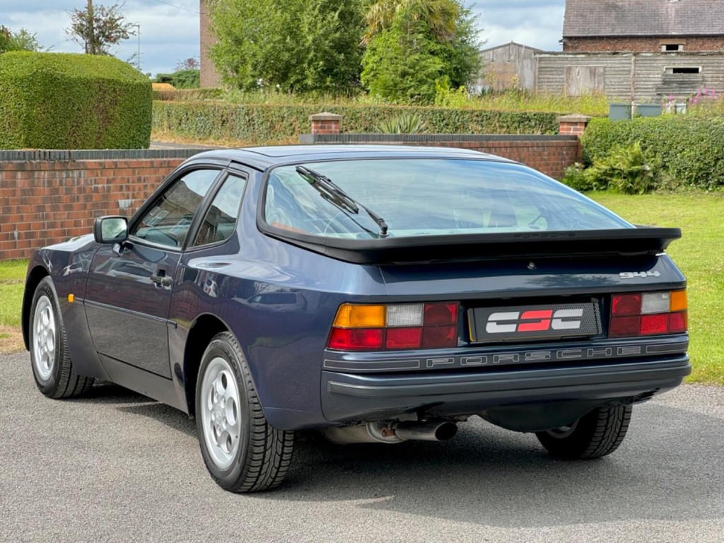 PORSCHE 944
