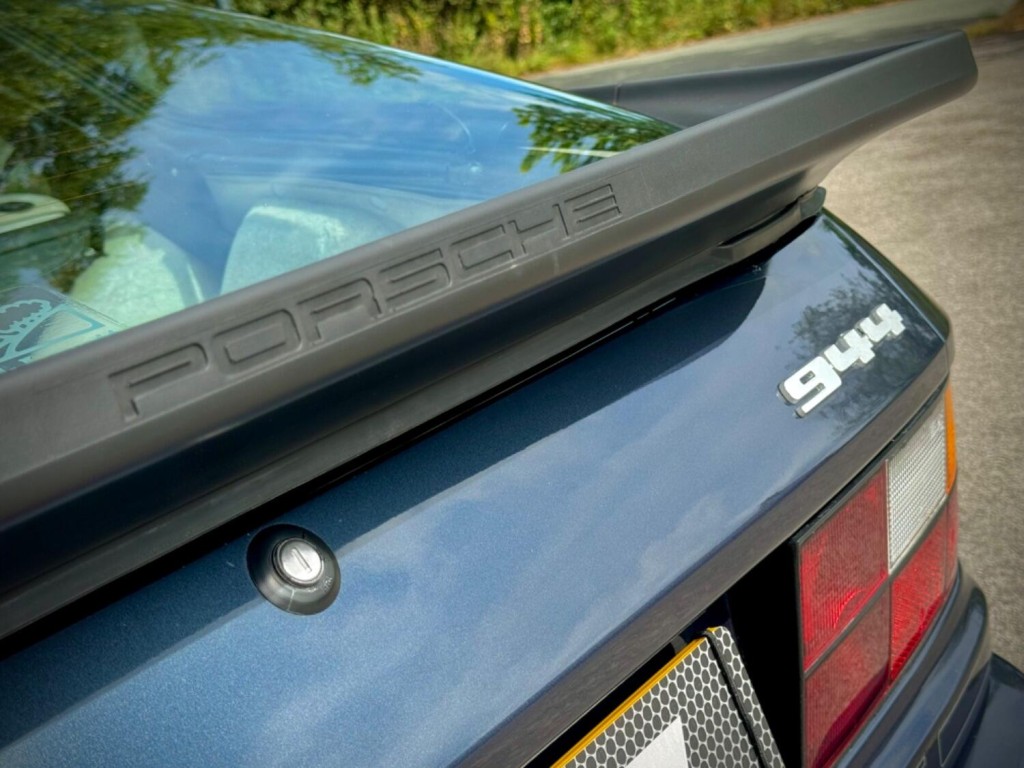 PORSCHE 944