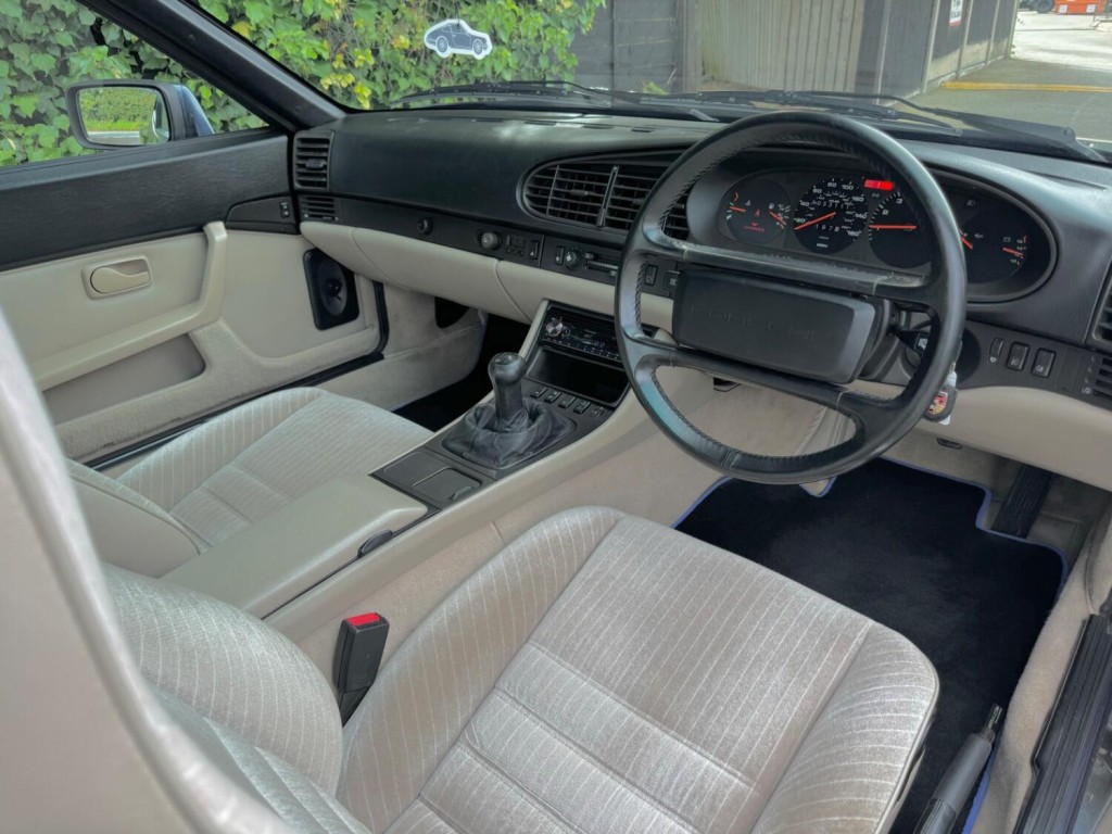 PORSCHE 944