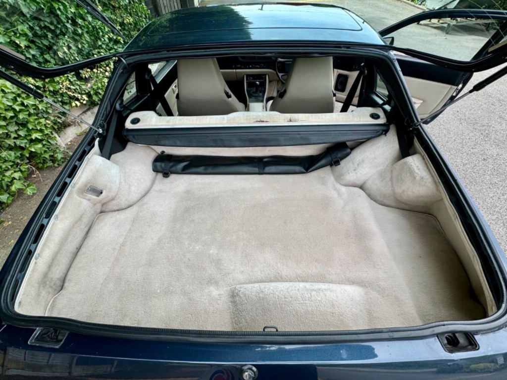 PORSCHE 944