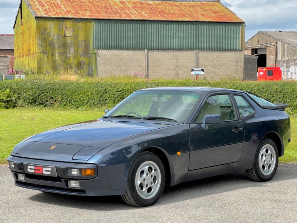 PORSCHE 944