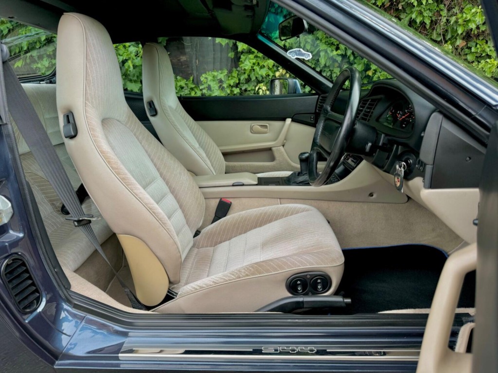 PORSCHE 944