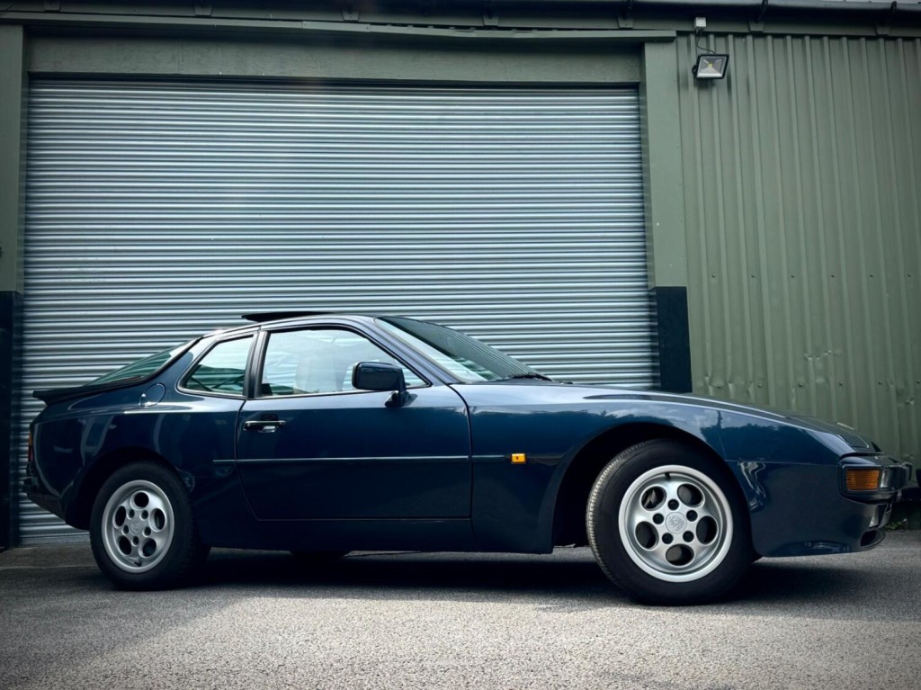 PORSCHE 944