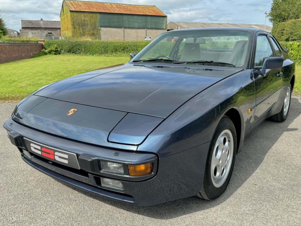 PORSCHE 944