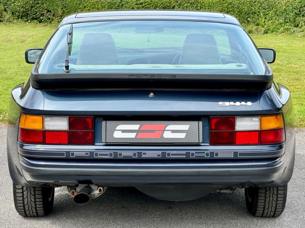PORSCHE 944