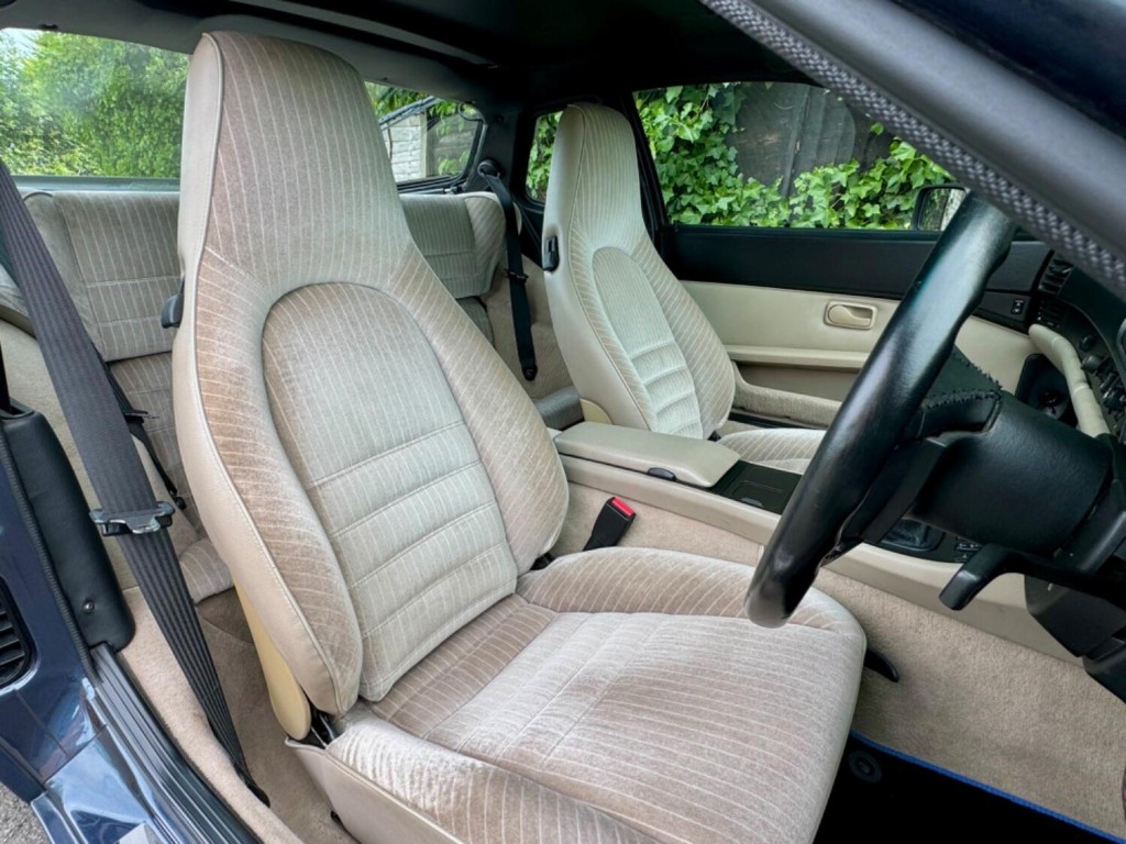 PORSCHE 944