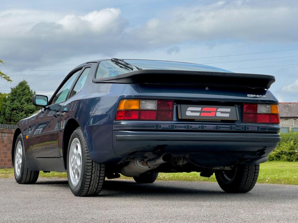 PORSCHE 944