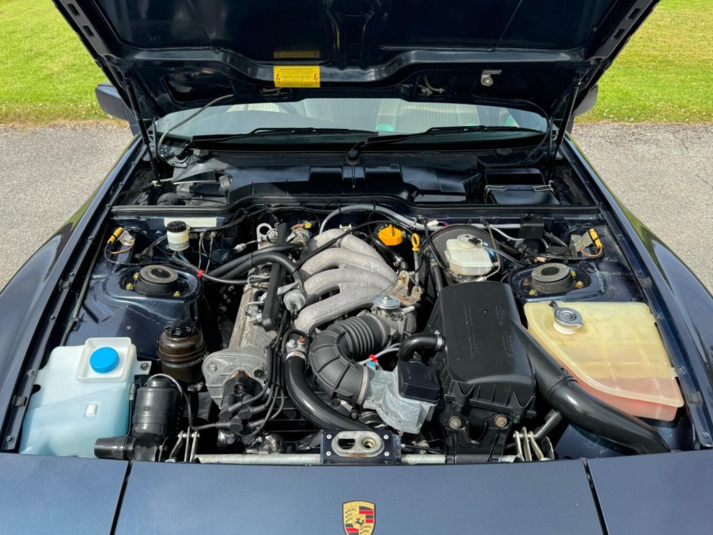 PORSCHE 944