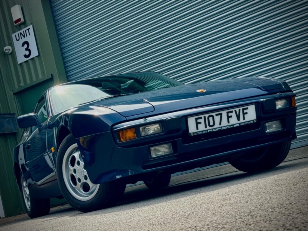 PORSCHE 944