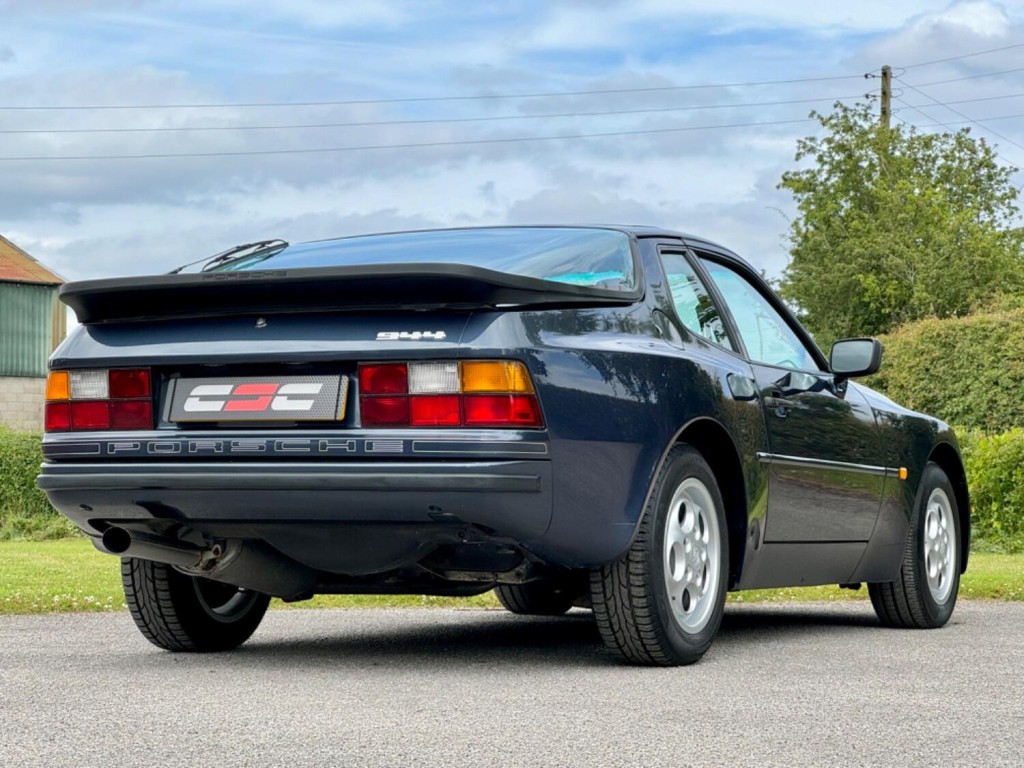 PORSCHE 944