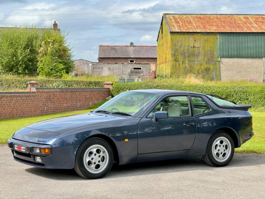 PORSCHE 944