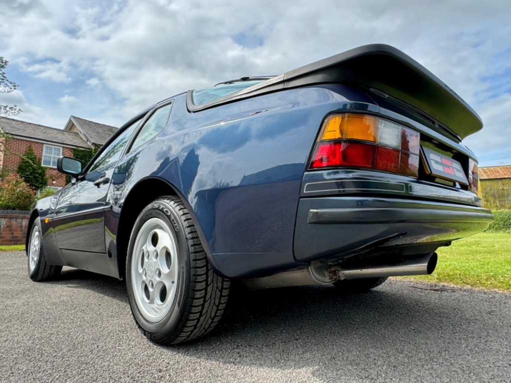 PORSCHE 944