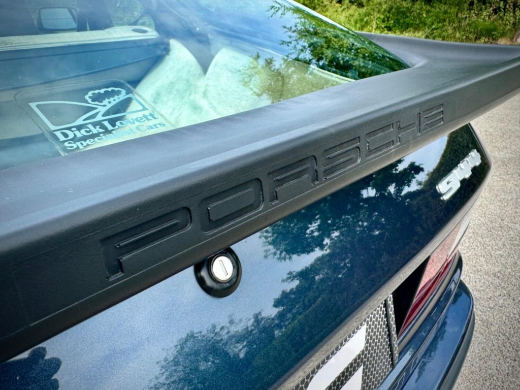 PORSCHE 944