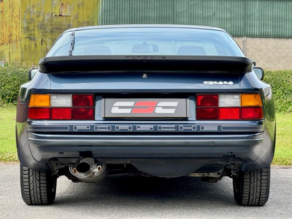 PORSCHE 944