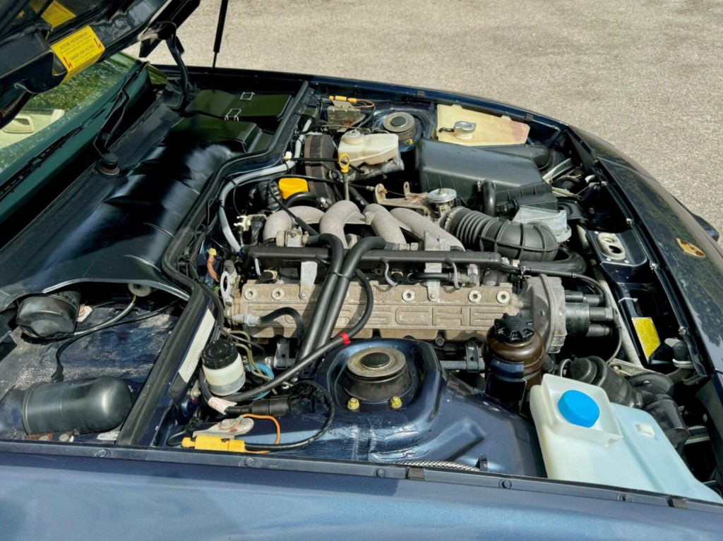 PORSCHE 944