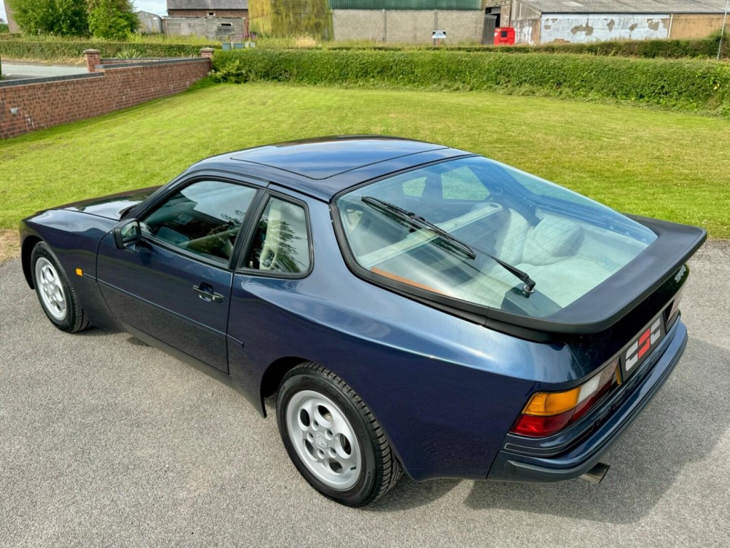 PORSCHE 944