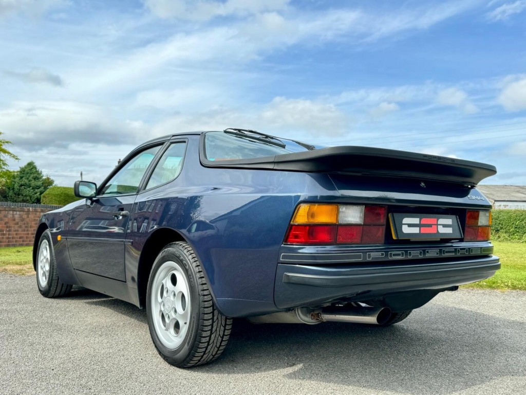 PORSCHE 944