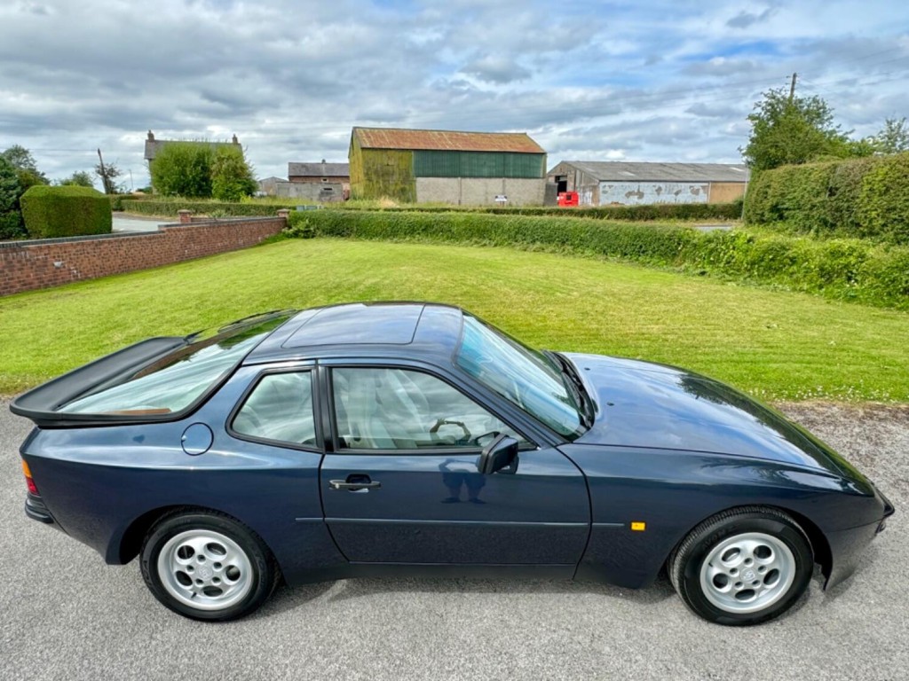 PORSCHE 944