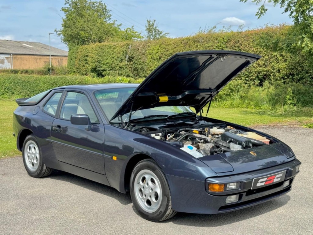 PORSCHE 944