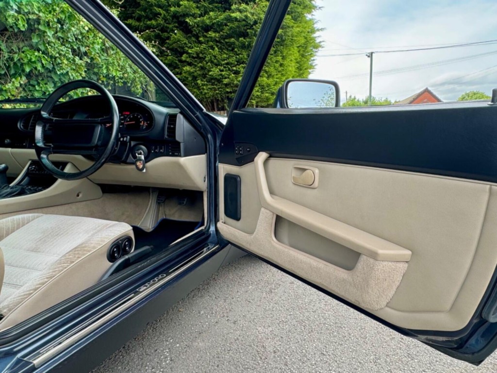 PORSCHE 944