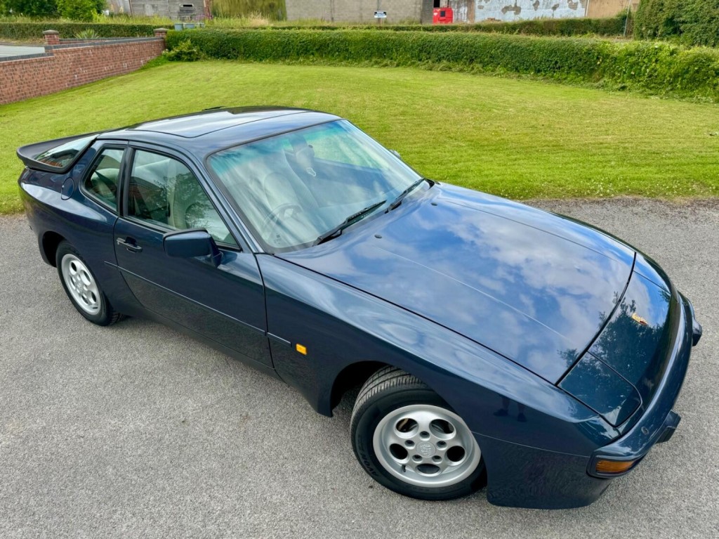 PORSCHE 944