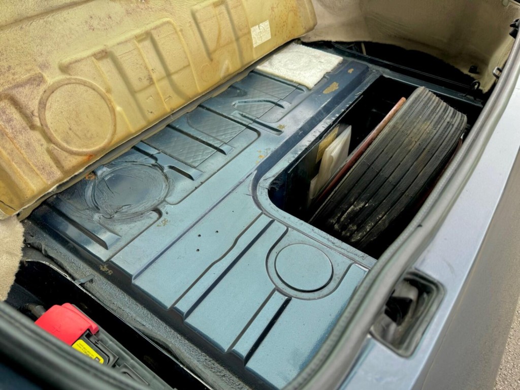 PORSCHE 944