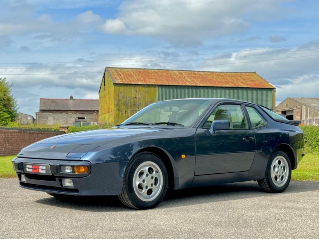 PORSCHE 944