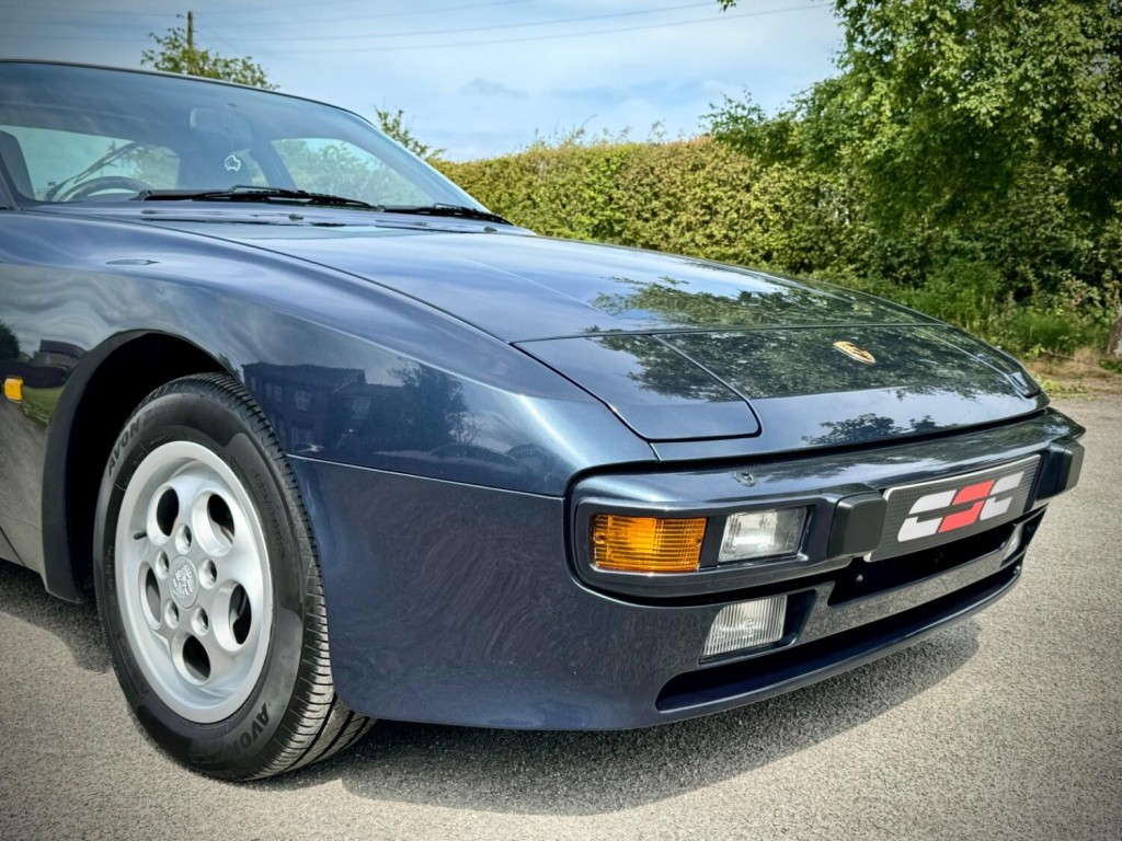 PORSCHE 944