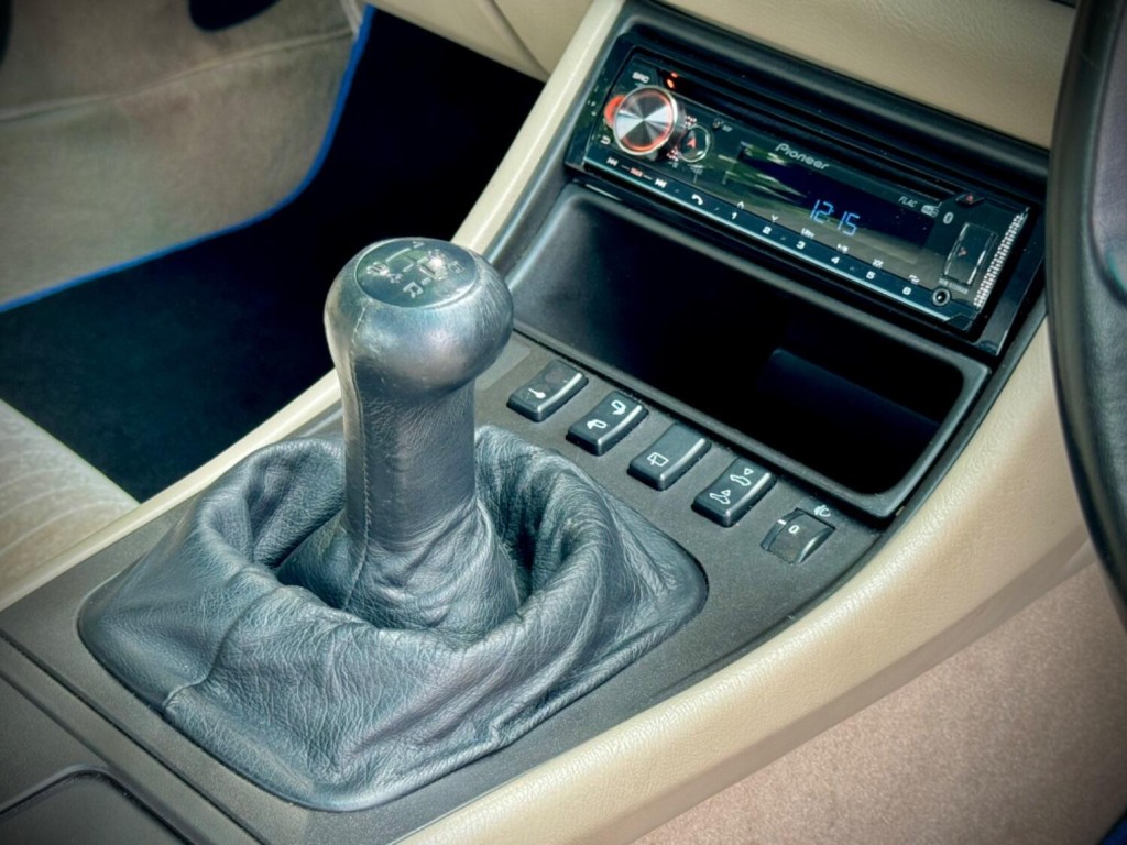 PORSCHE 944
