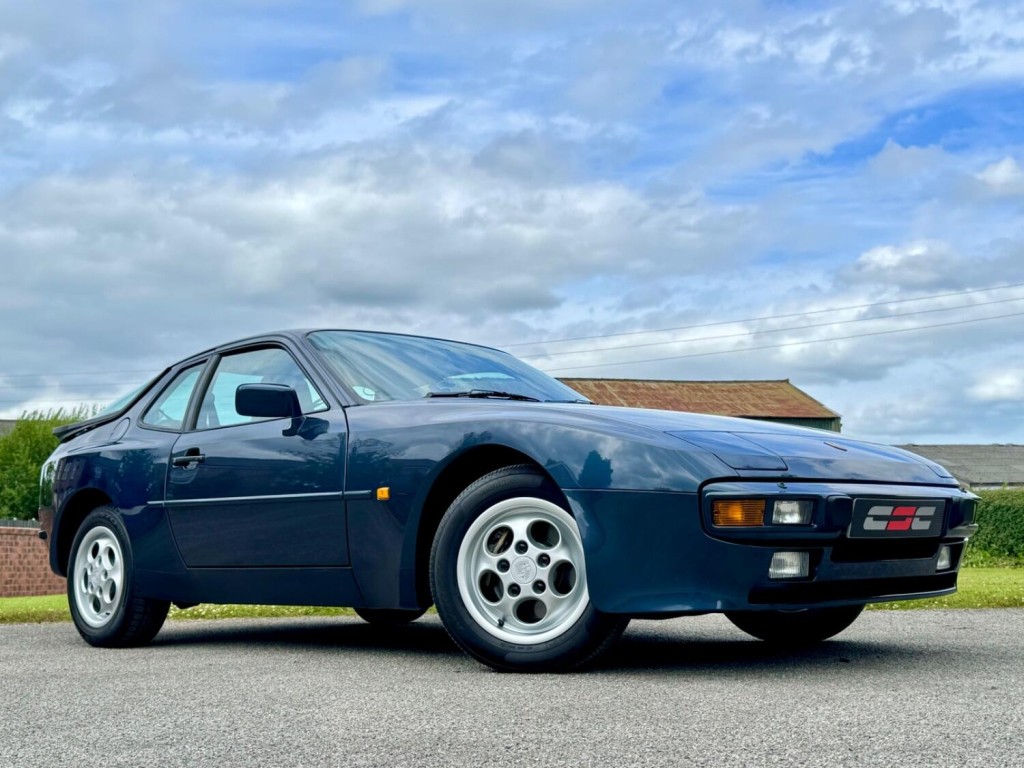 PORSCHE 944