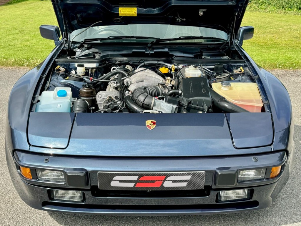 PORSCHE 944