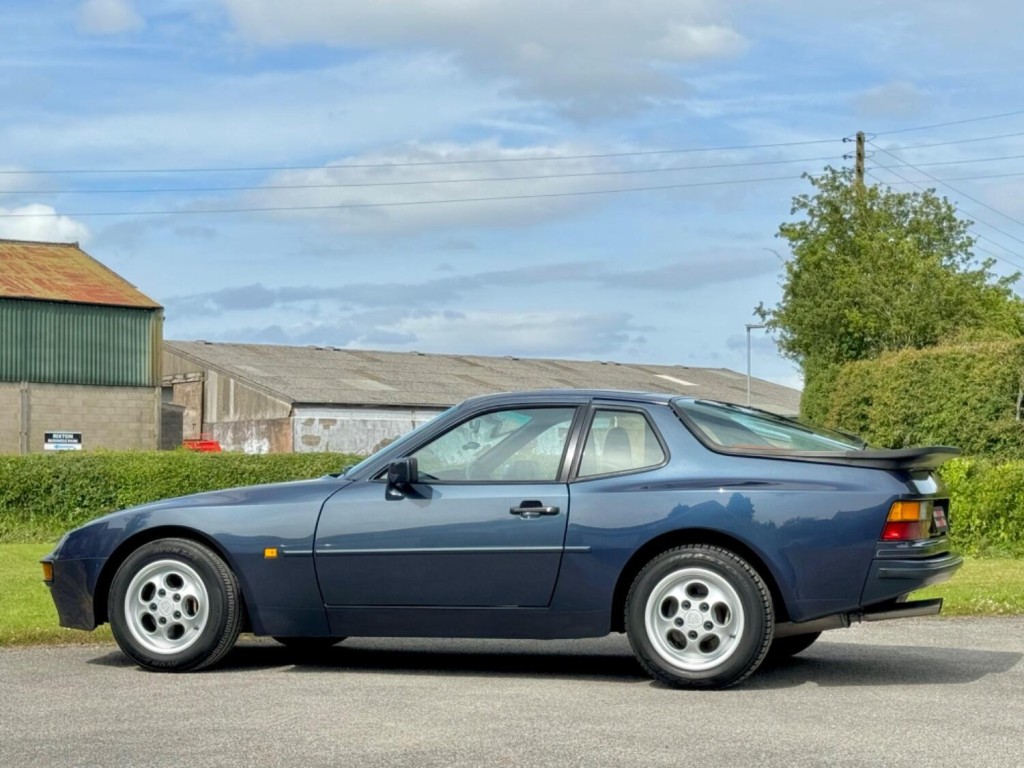 PORSCHE 944