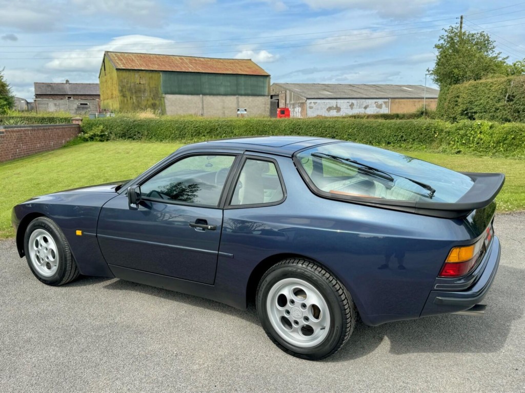 PORSCHE 944
