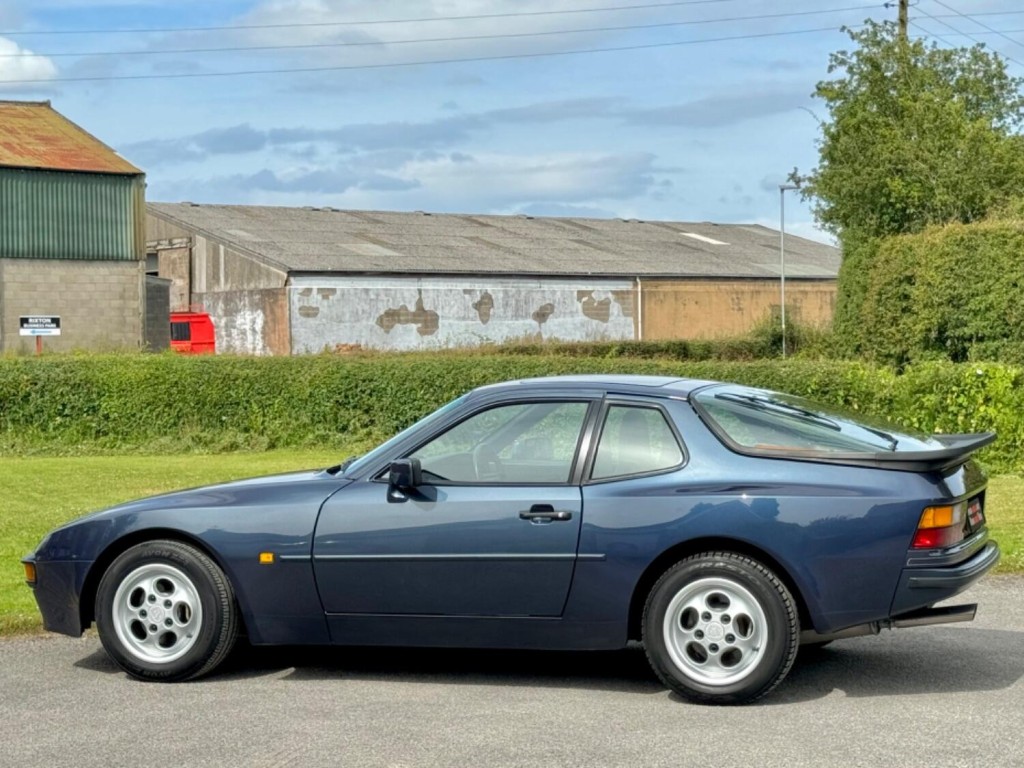 PORSCHE 944