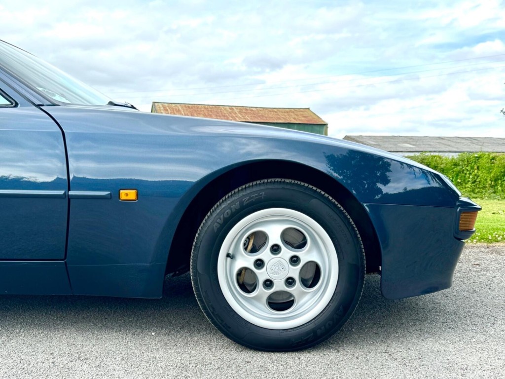 PORSCHE 944