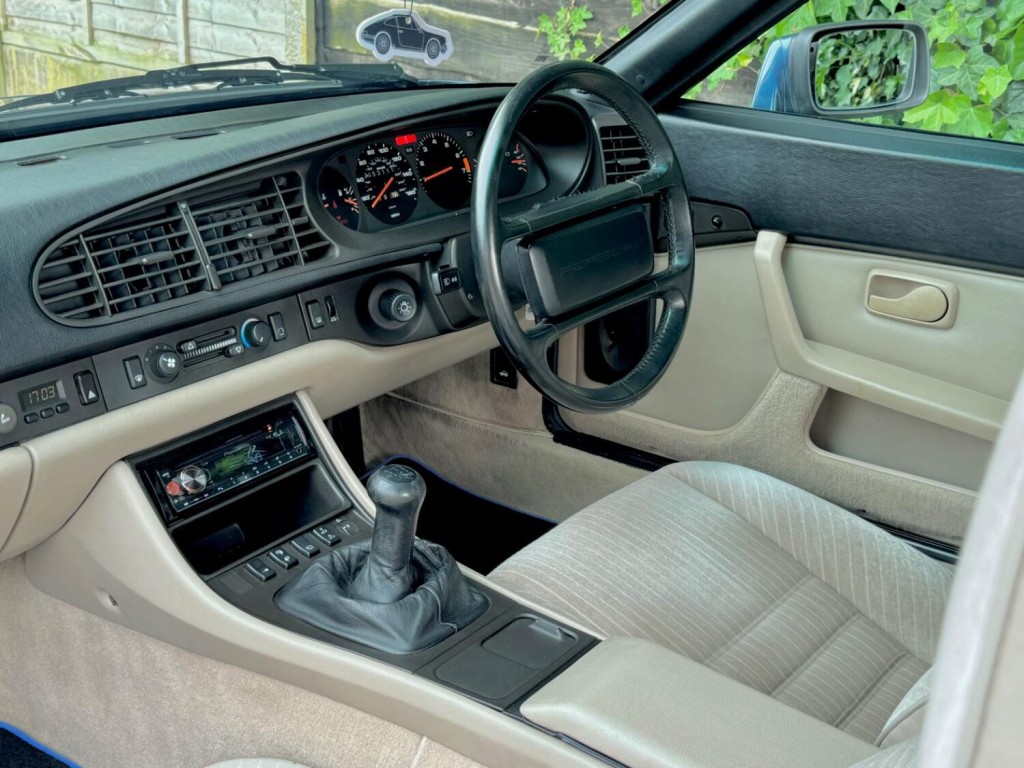 PORSCHE 944