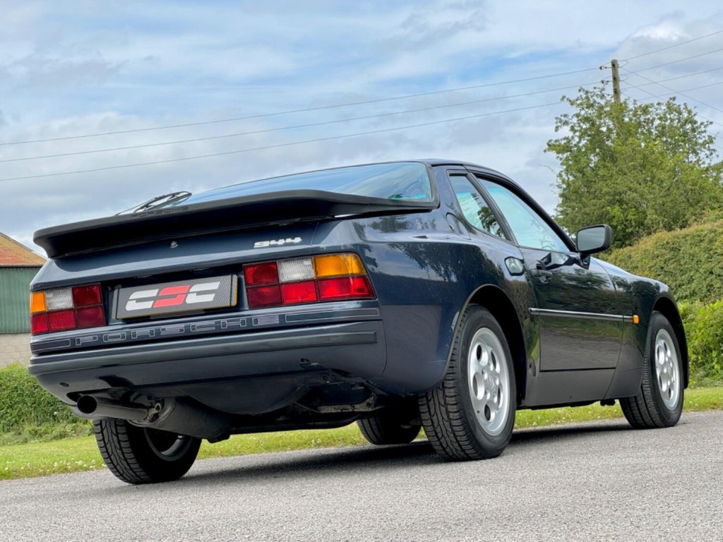 PORSCHE 944