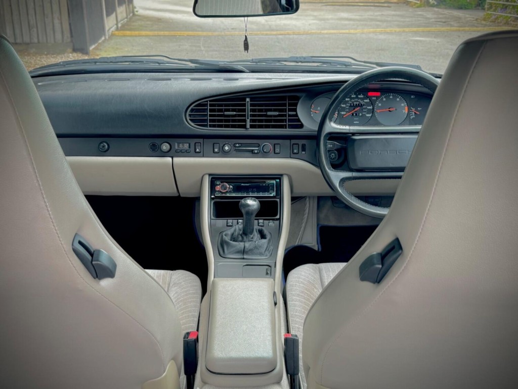 PORSCHE 944